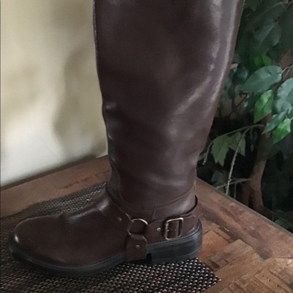 Leather knee boot by Boemos